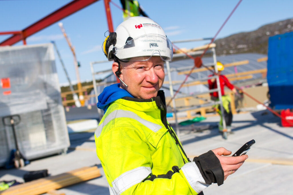 HOVEDVERNEOMBUD HANS KRISTIAN SOLVOLD HOS HARALD NILSEN AS ER EN IVRIG BRUKER AV SKJEMA/BILDE-MODULEN I SMARTDOK. FOTO: LASSE SØRNES