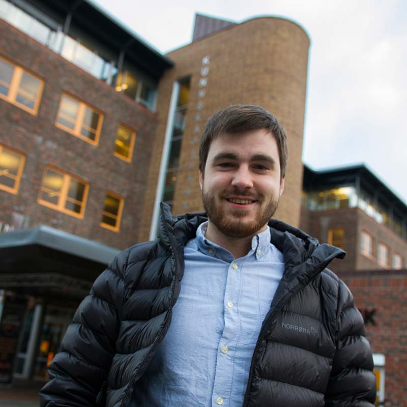 Christer Magerøy Dahlslett her foran Kunnskapsparken i Alta. Foto: Lasse Sørnes