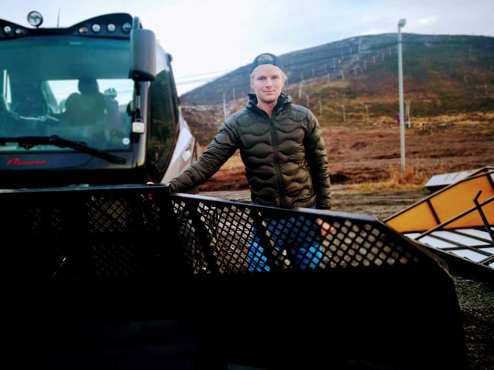 Vi har 2 tråkkemaskiner, 11 snøkanoner, 3 snøskutere, 2 UTV (terrengkjøretøy), 1 bil og 4 heiser i drift til enhver tid. Alle disse føres i SmartDok, forteller Jesper