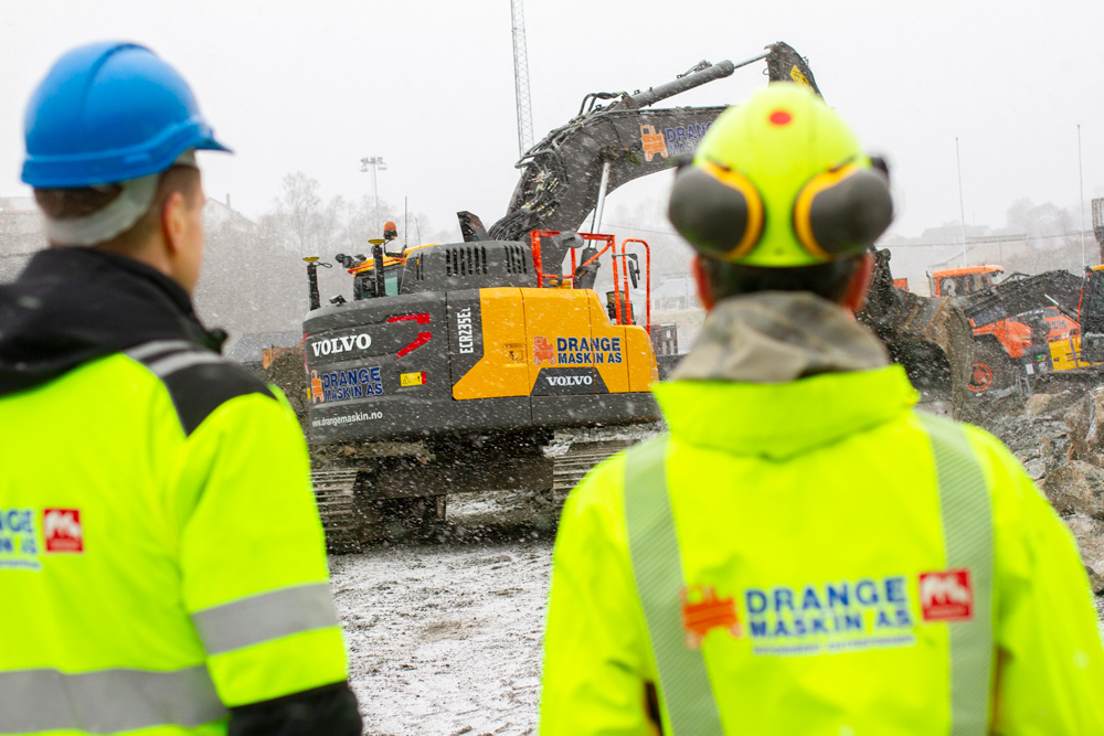 Drange Maskin Gravemaskiner og to mennesker med logo