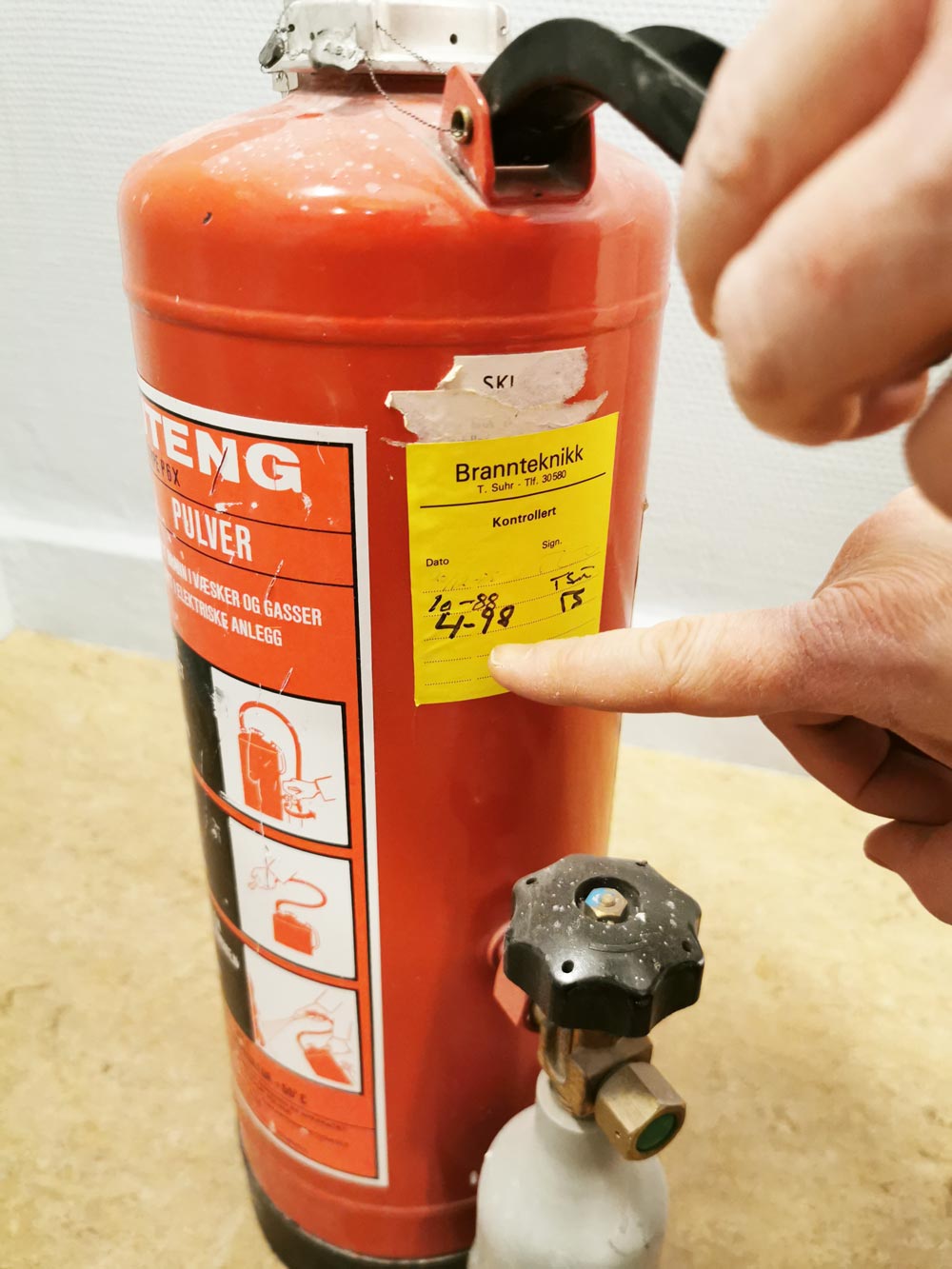 Når det gjelder vedlikehold av pulverapparater anbefaler vi at man følger norsk standard (NS 3910)