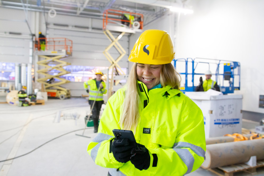Arbeider finner frem rutinene for arbeid i høyden via mobil